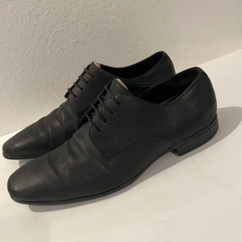 Authentic Hugo Boss black leather lace up shoes 10 mens